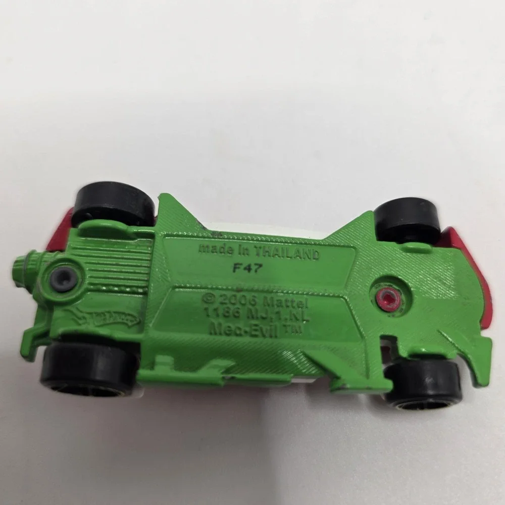 Hot Wheels Med-Evil Die-Cast Car Red‎ Green  2006 Mattel
